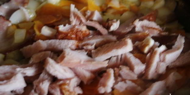 ячменный суп с копченостями, зеленым горошком и маринованными огурцами