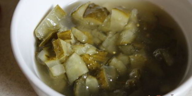 ячменный суп с копченостями, зеленым горошком и маринованными огурцами