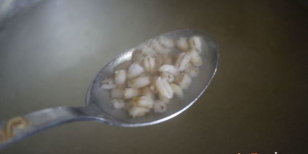 ячменный суп с копченостями, зеленым горошком и маринованными огурцами