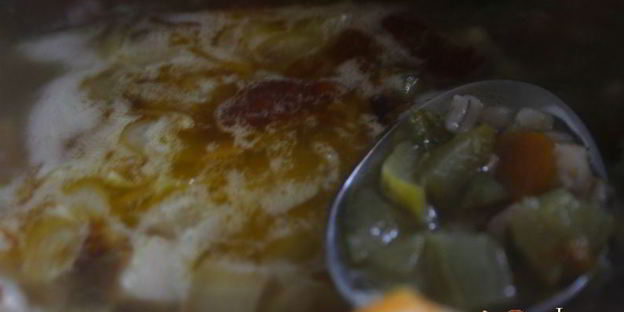 ячменный суп с копченостями, зеленым горошком и маринованными огурцами