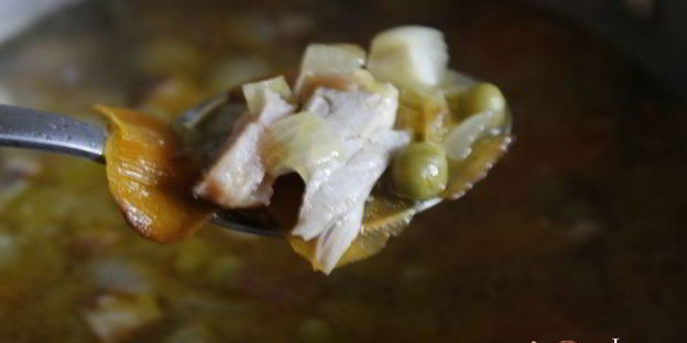 ячменный суп с копченостями, зеленым горошком и маринованными огурцами