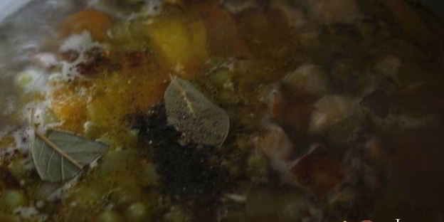 ячменный суп с копченостями, зеленым горошком и маринованными огурцами