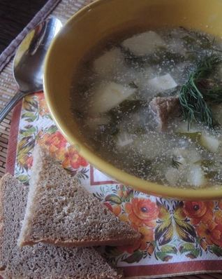 Зеленый суп с щавелем, яйцом и мясом