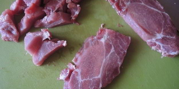 зеленый суп с щавелем, яйцом и мясом