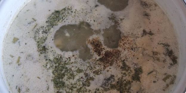 зеленый суп с щавелем, яйцом и мясом