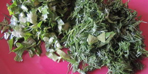 зеленый суп с щавелем, яйцом и мясом