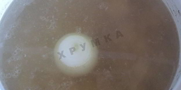 зеленый суп с щавелем, яйцом и мясом