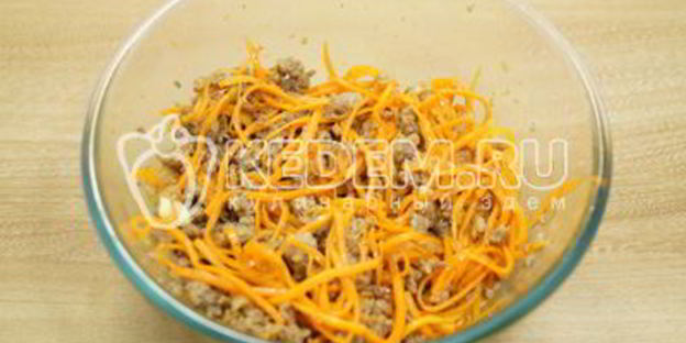 блины с фаршем и морковью по-корейски