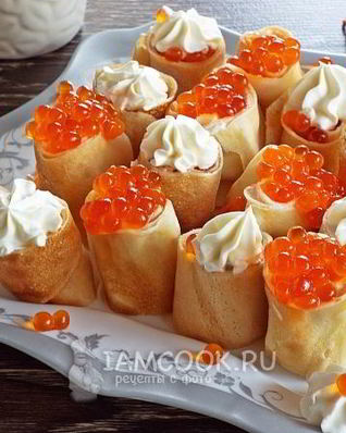 Блины с икрой и сметаной