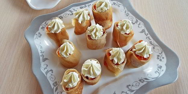 блины с икрой и сметаной