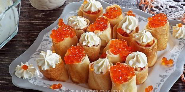 блины с икрой и сметаной