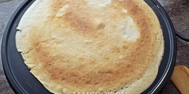 блины с икрой и сметаной