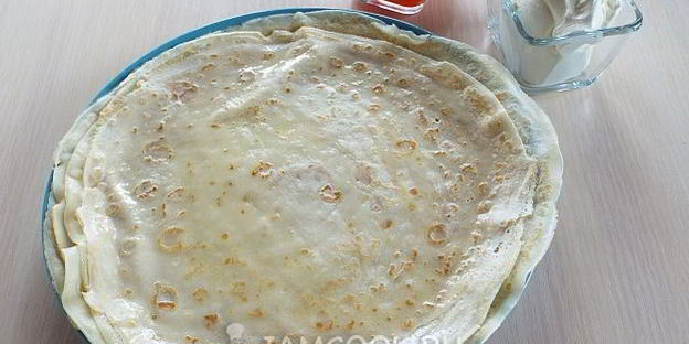 блины с икрой и сметаной