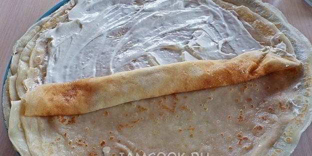 блины с икрой и сметаной