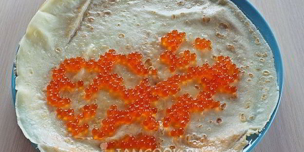 блины с икрой и сметаной