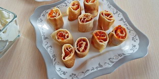 блины с икрой и сметаной