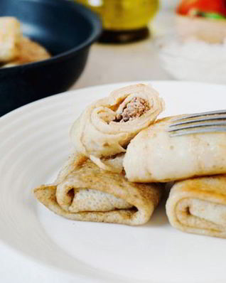 Блины с печенью и маринованным луком