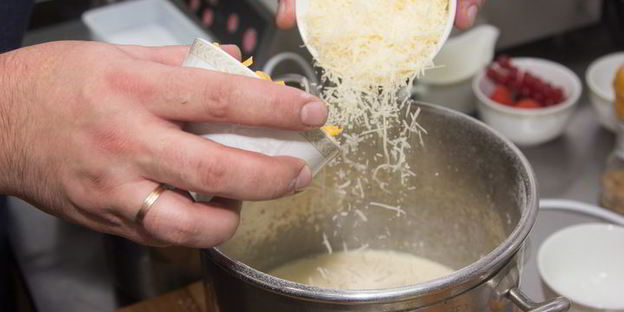 блины с сырным припеком