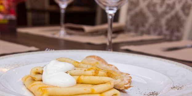 блины с сырным припеком