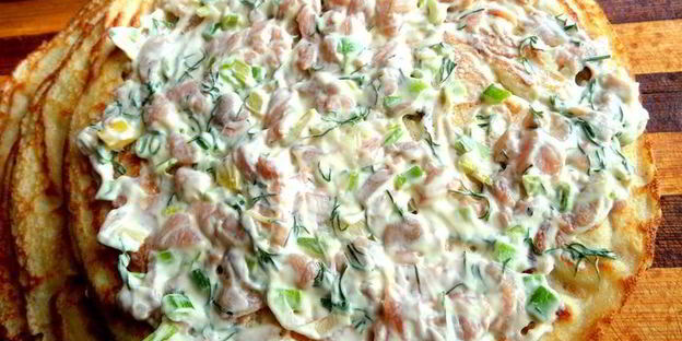 французские блинчики с красной рыбкой