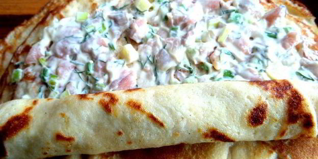 французские блинчики с красной рыбкой