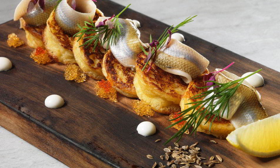 Рецепт картофельных блинчиков с маринованной корюшкой