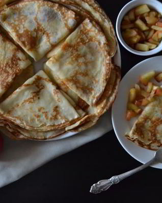 Кокосовые блинчики с карамельными яблоками