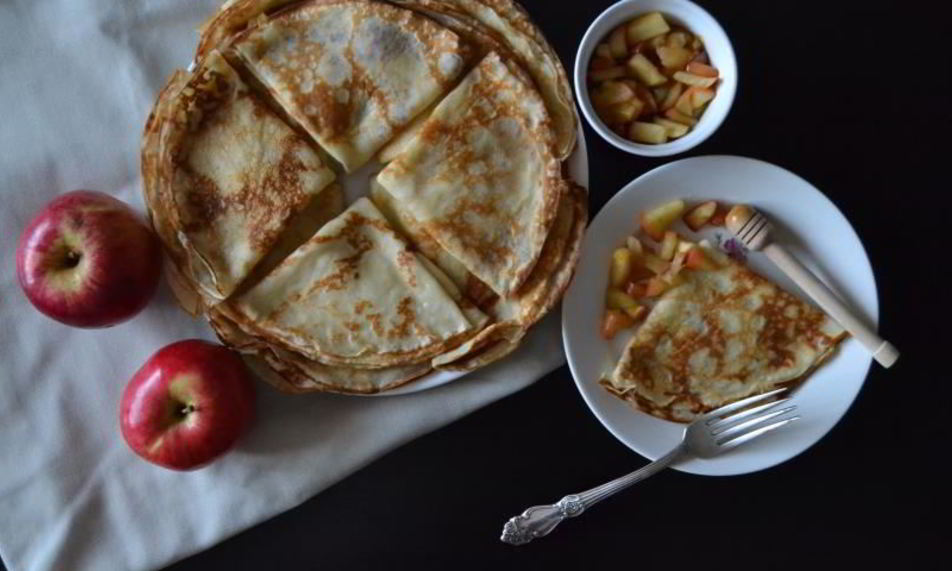 Рецепт кокосовых блинчиков с карамельными яблоками
