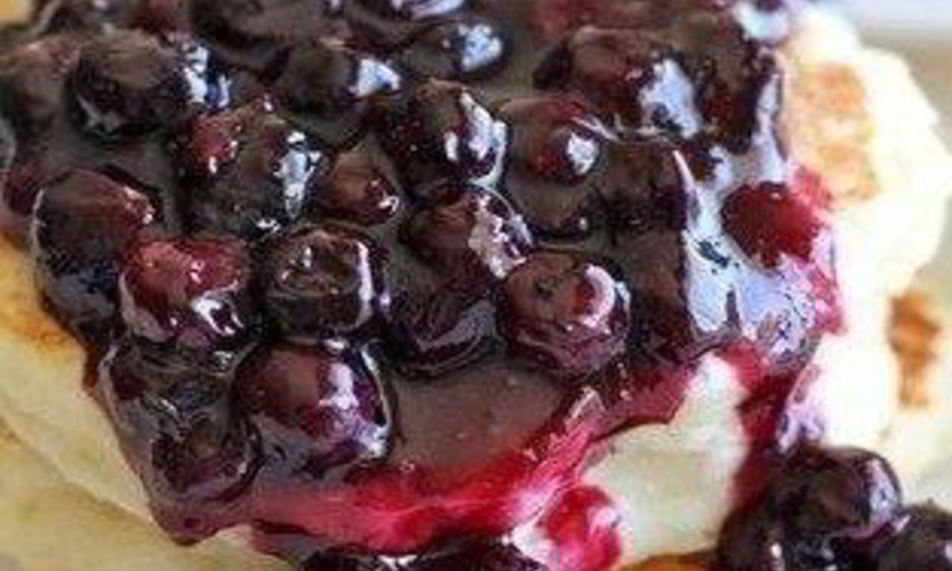 Рецепт лимонных блинов с рикоттой и черничным соусом