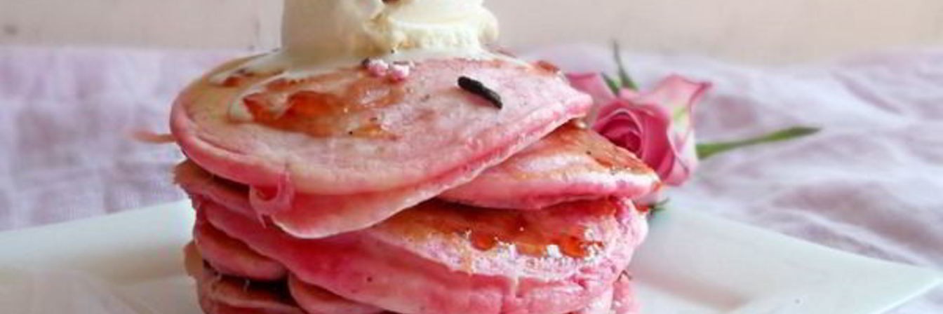 Оригинальные розовые блины с апельсиновым соусом