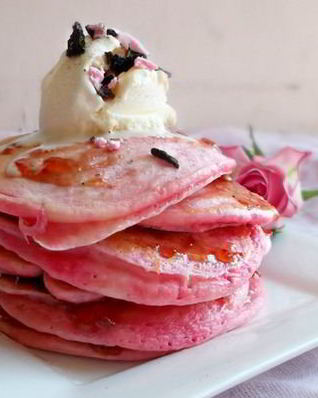 Оригинальные розовые блины с апельсиновым соусом