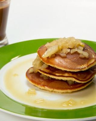 Панкейки с грушевым сиропом и горячий шоколад