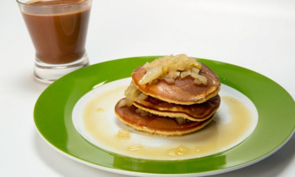 Рецепт панкейков с грушевым сиропом и горячий шоколад