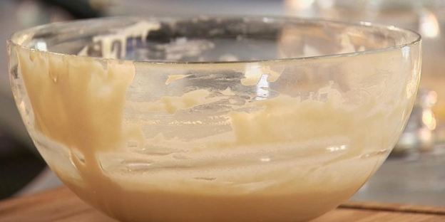 панкейки с грушевым сиропом и горячий шоколад