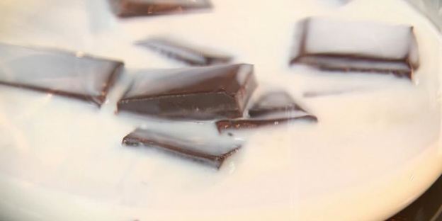 панкейки с грушевым сиропом и горячий шоколад