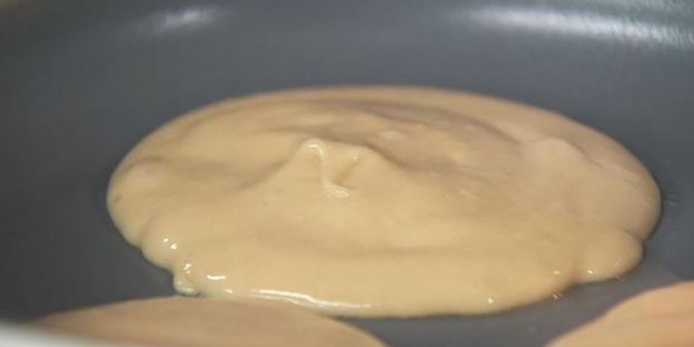 панкейки с грушевым сиропом и горячий шоколад