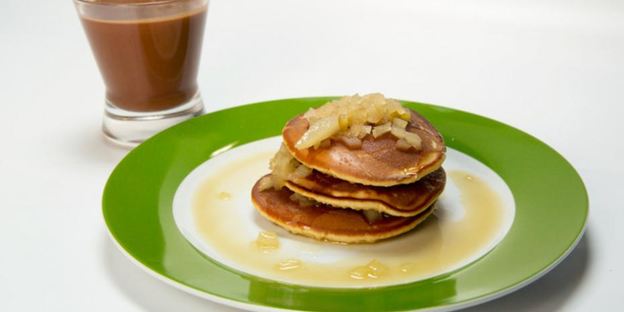 панкейки с грушевым сиропом и горячий шоколад