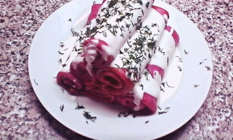 Рецепт свекольных блинчиков с пикантным соусом