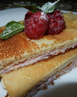 Сырные блинчики с творожно-малиновой начинкой