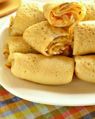 Сытные блинчики с рисом и копченой курицей