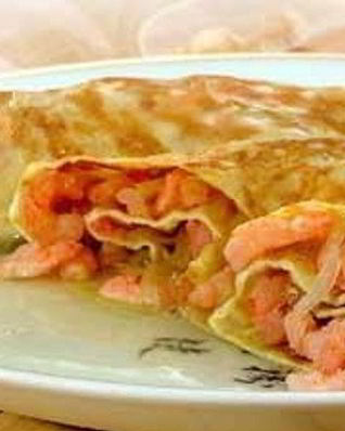 Яичные блинчики с креветками