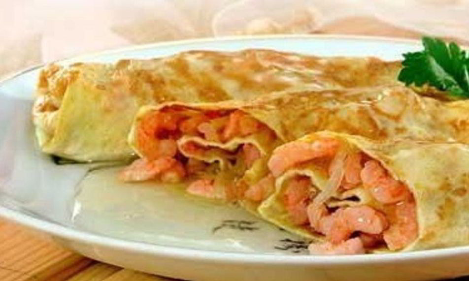 Рецепт яичных блинчиков с креветками