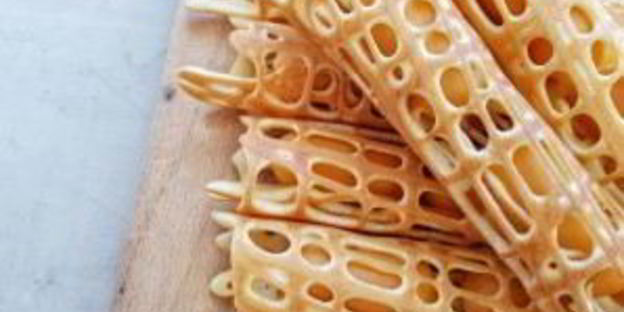 запеченные блины с сосисками