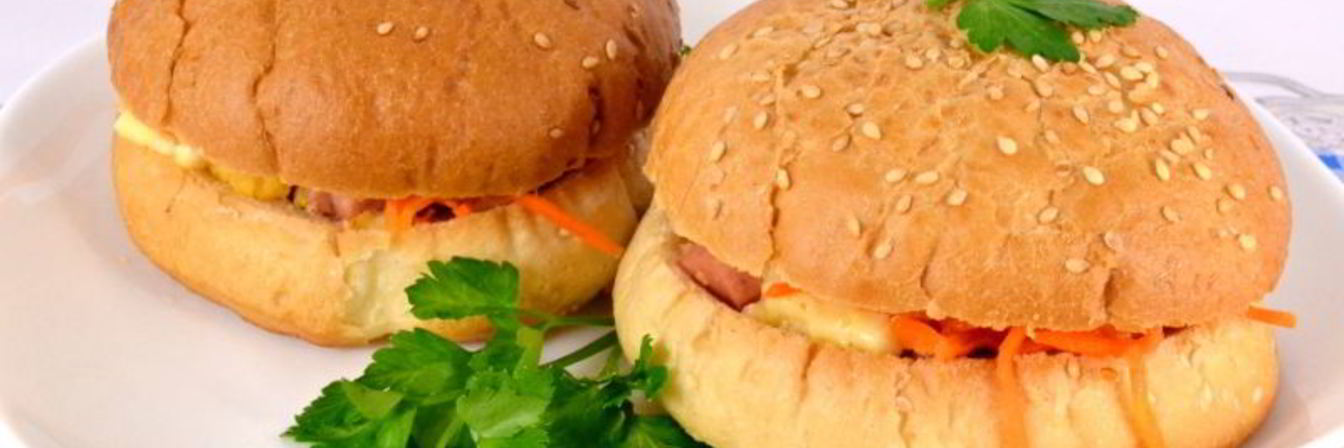 Булочки фаршированные сосисками, помидорами и сыром в микроволновке