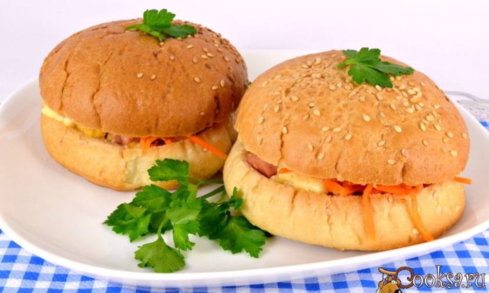 Рецепт булочек фаршированных сосисками, помидорами и сыром в микроволновке