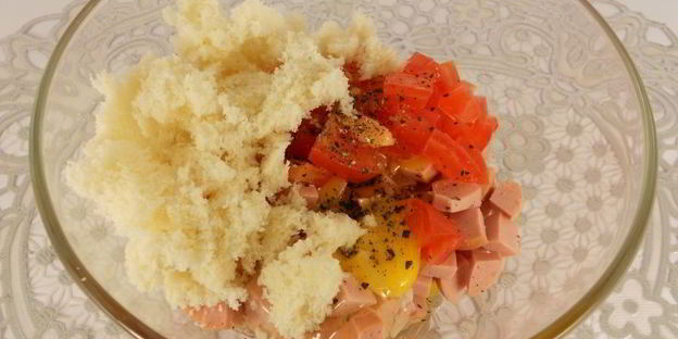 булочки фаршированные сосисками, помидорами и сыром в микроволновке