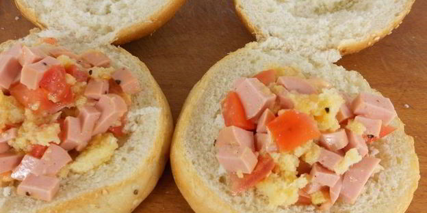 булочки фаршированные сосисками, помидорами и сыром в микроволновке
