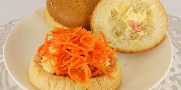 булочки фаршированные сосисками, помидорами и сыром в микроволновке