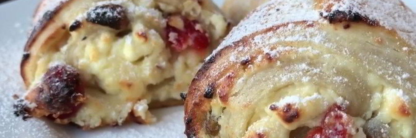 Булочки из слоеного теста с творогом и изюмом