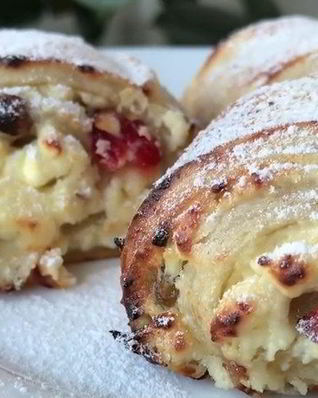 Булочки из слоеного теста с творогом и изюмом